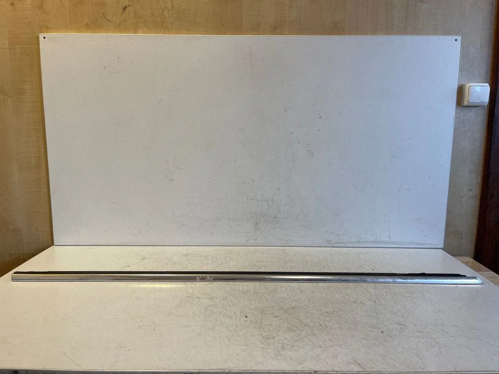 Esiukse klaasi liist 3B0837476
