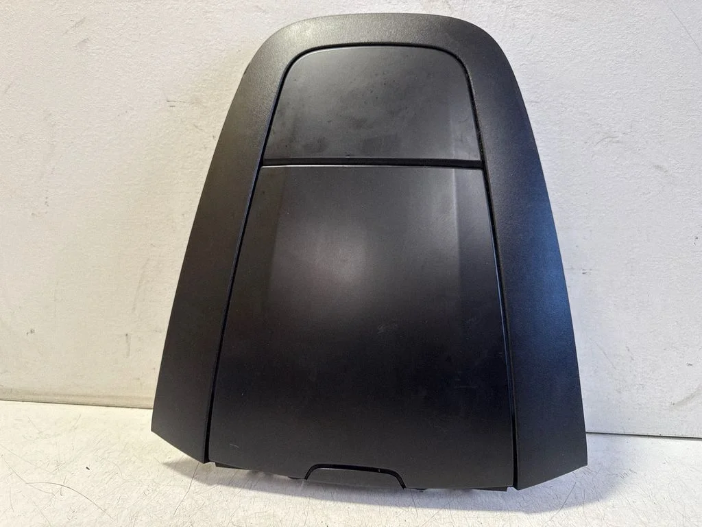 Daiktadėžė automobilio priekyje