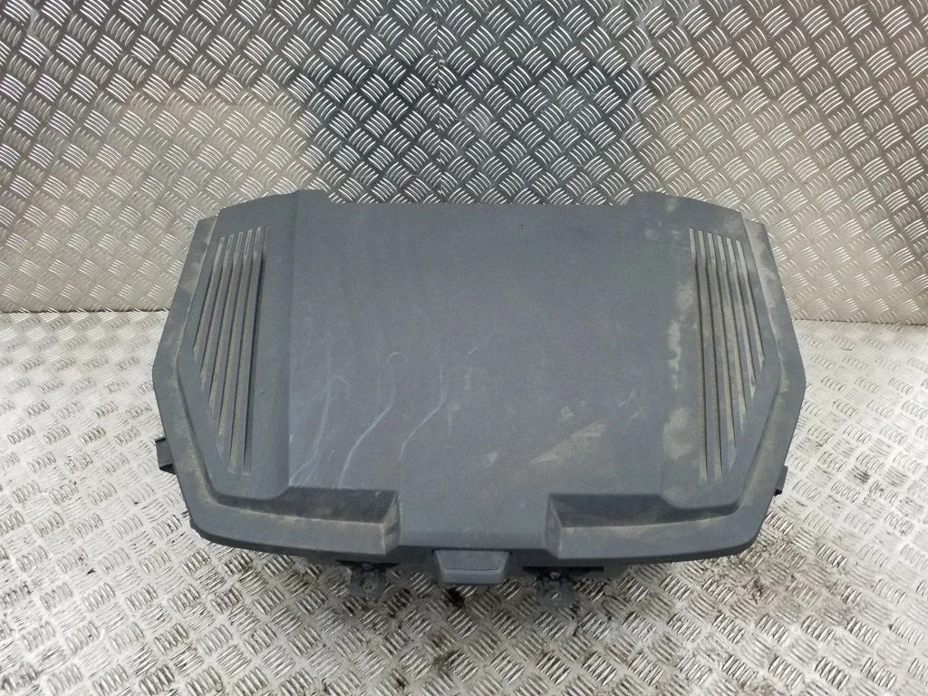 Daiktadėžė automobilio priekyje