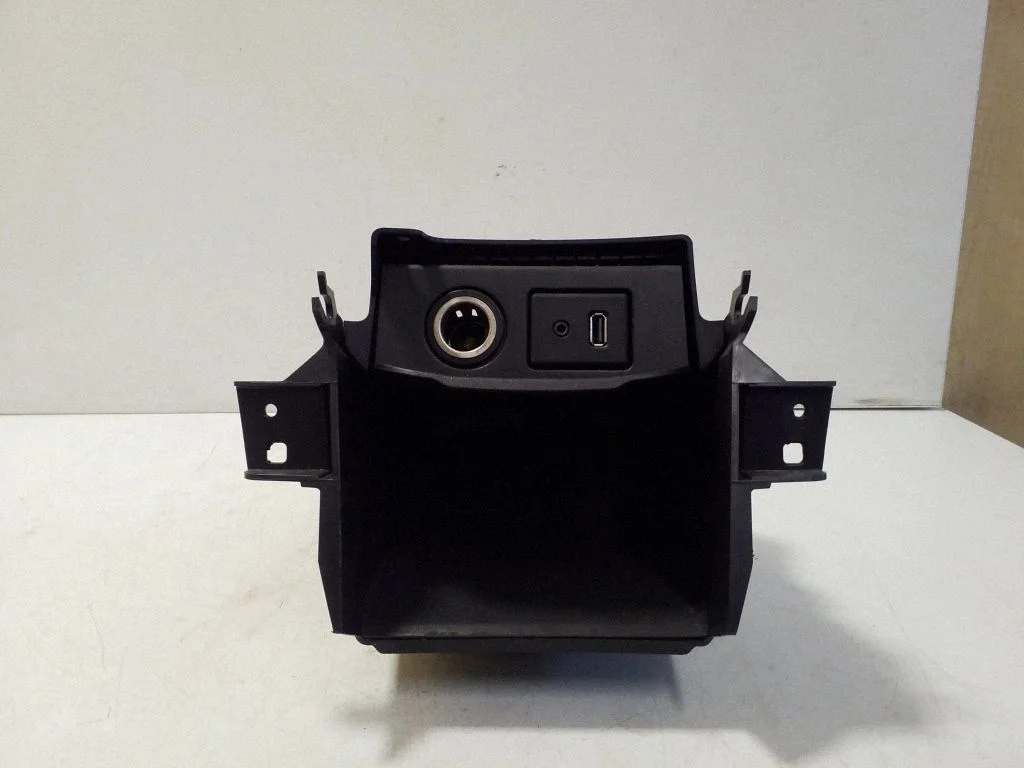 Daiktadėžė automobilio priekyje