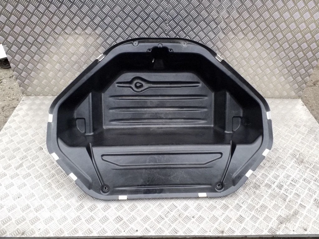 Daiktadėžė automobilio priekyje