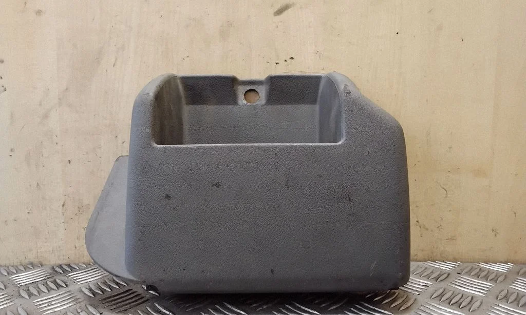 Daiktadėžė automobilio priekyje