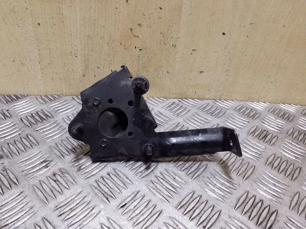 ABS-pumba kinnitus 6R2614235H