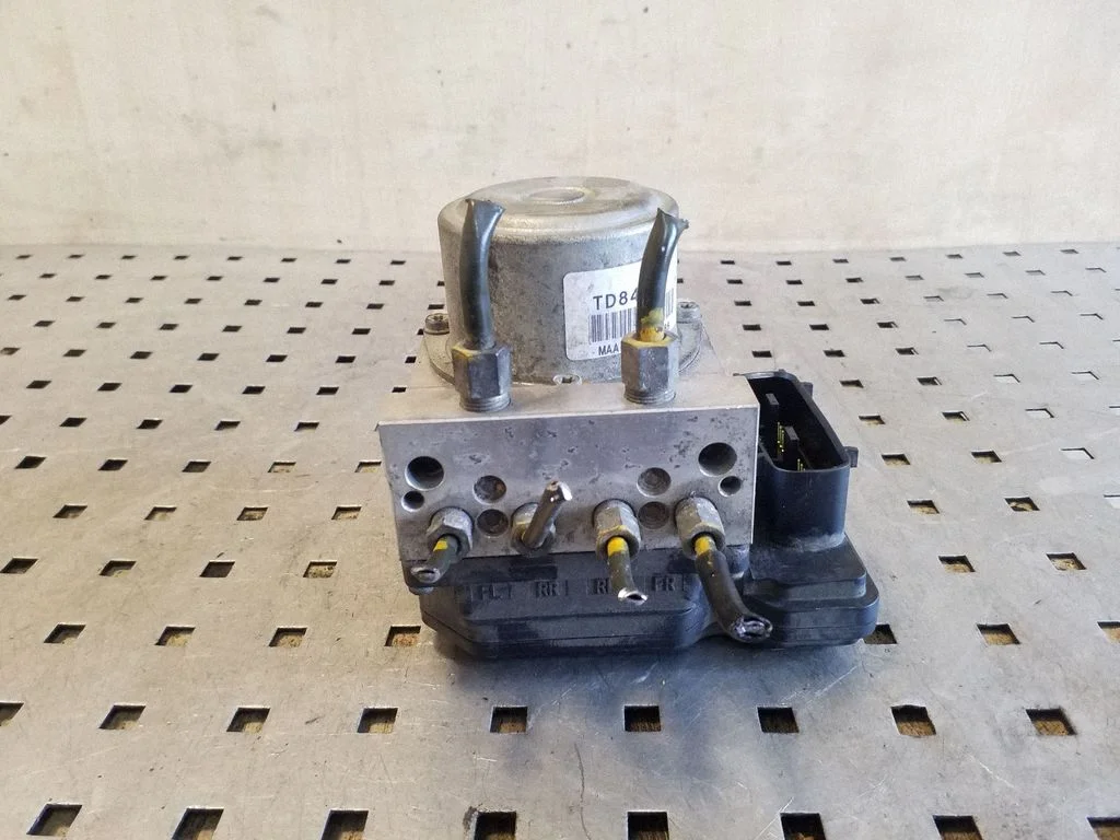 ABS block – Nissan Juke I F15 (2010-2018)