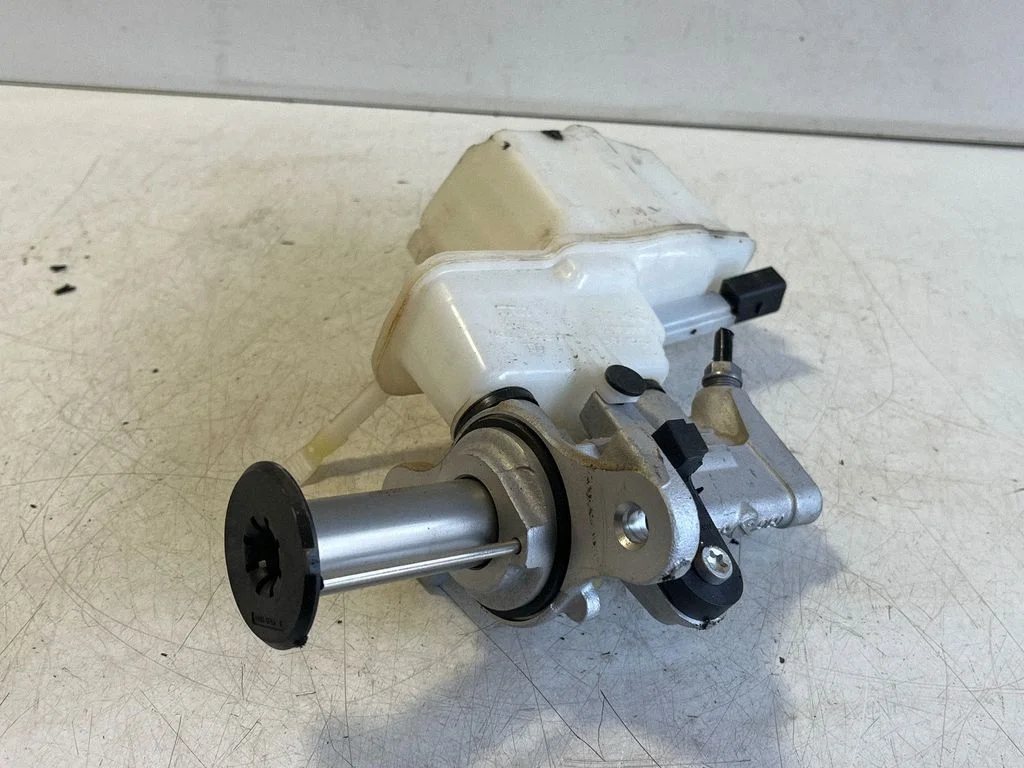 Master brake cylinder 5Q2611301G
