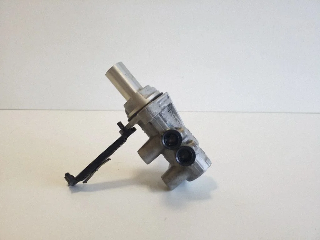 Master brake cylinder 838906