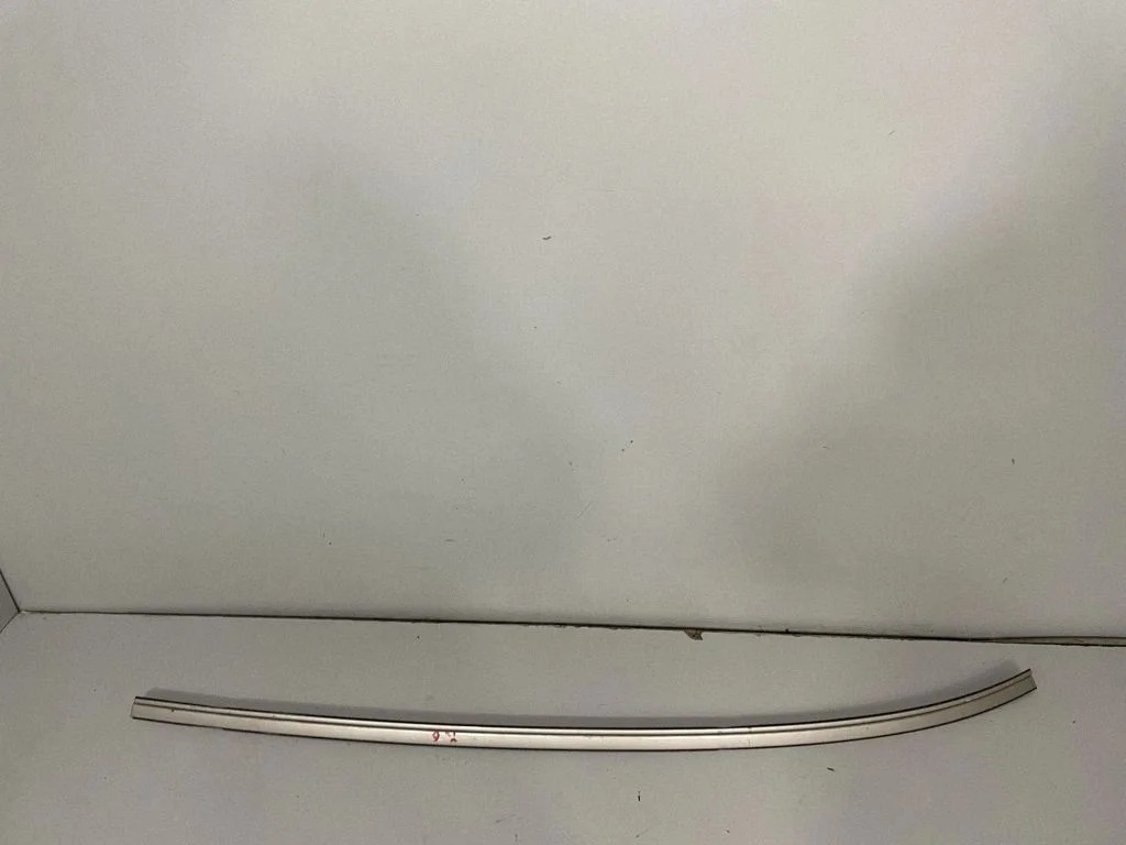 Jumta apdares līste „moldings" – kreisā