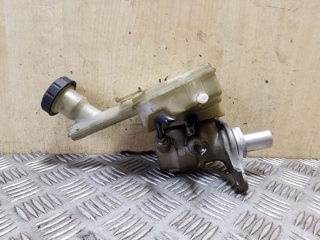 Master brake cylinder 32070587