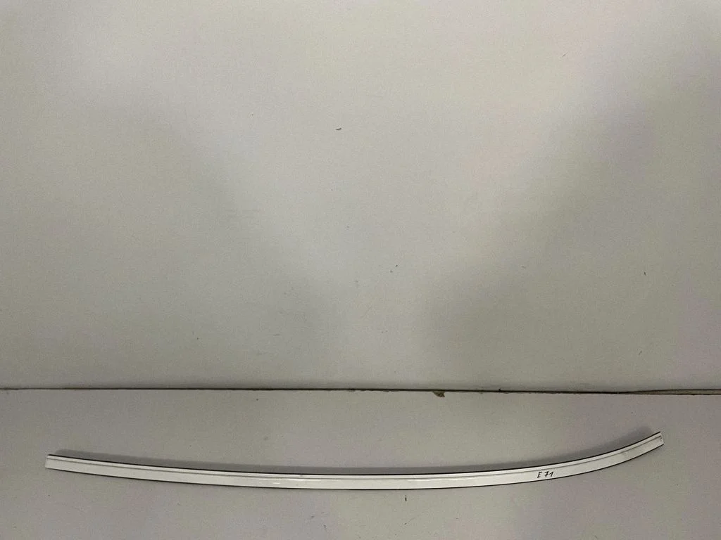 Jumta apdares līste „moldings" – kreisā
