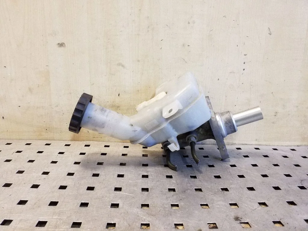 Master brake cylinder – Mitsubishi Outlander (2001-2007)