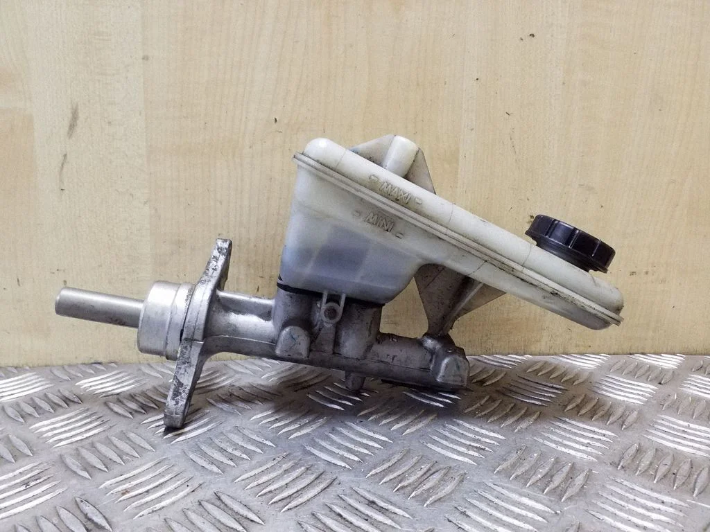 Master brake cylinder 32067008C