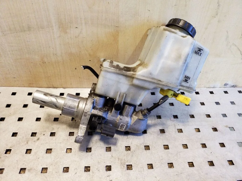 Master brake cylinder 5Q2611301B
