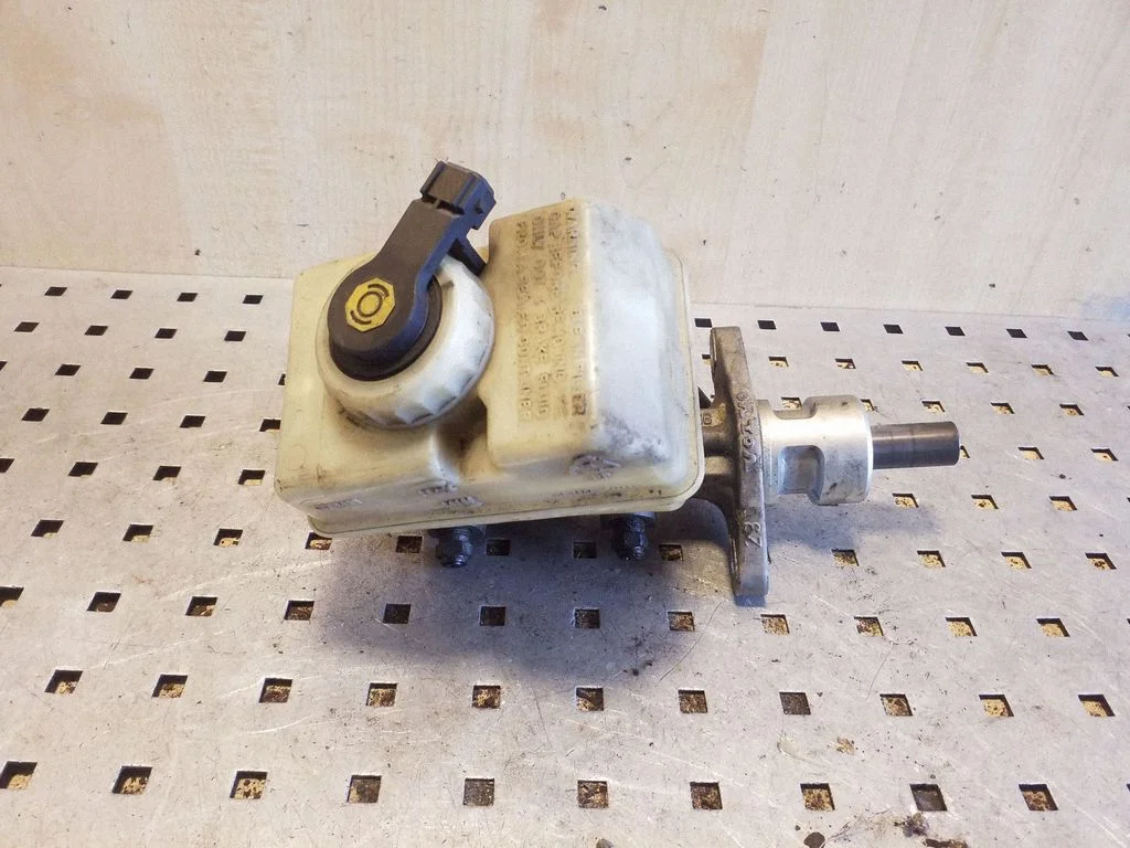 Master brake cylinder 9200439