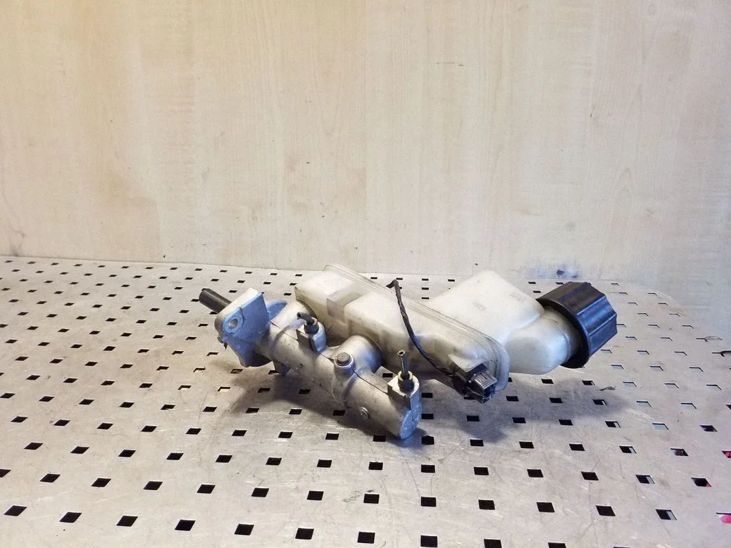 Master brake cylinder