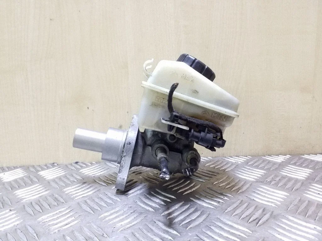 Master brake cylinder 32067271