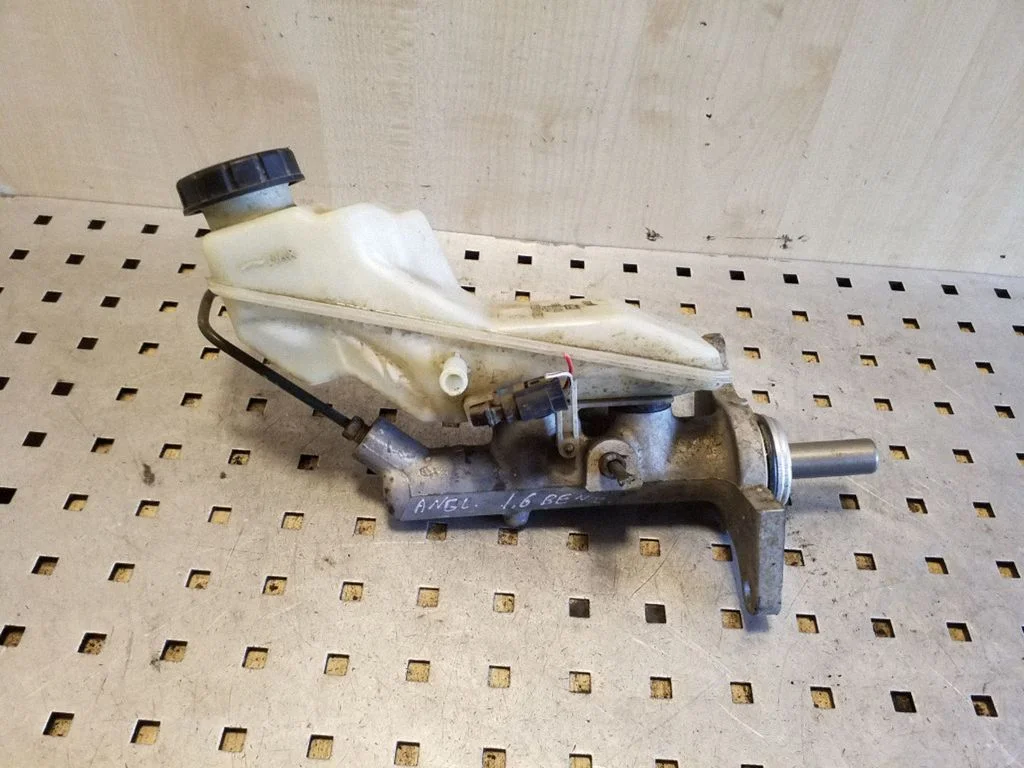 Master brake cylinder – Toyota Corolla E120 E130 (2004-2007)