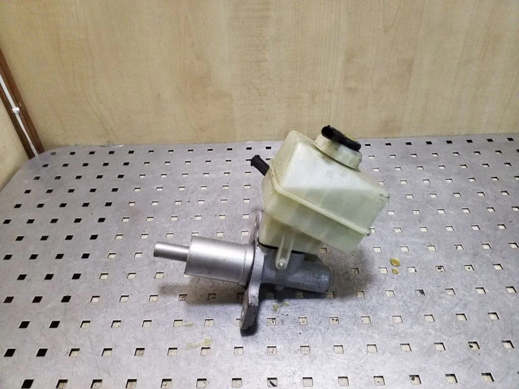Master brake cylinder 32067199