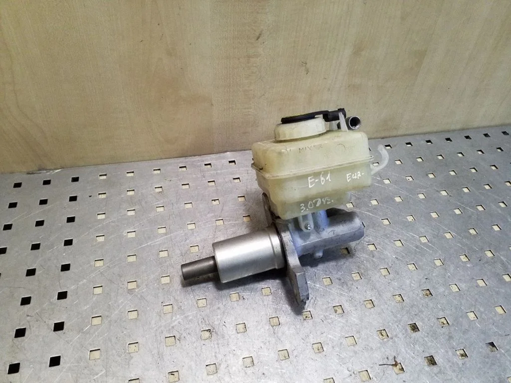Master brake cylinder 32067179