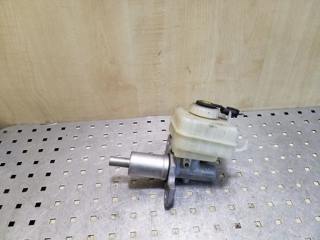 Master brake cylinder 32067179