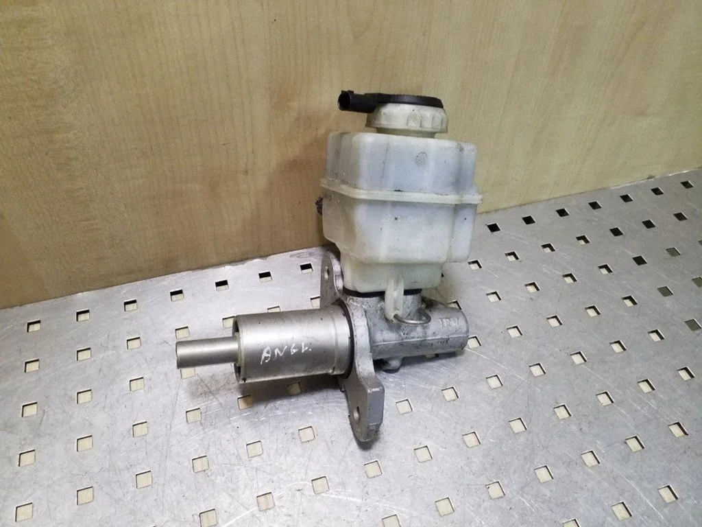 Master brake cylinder 32666324