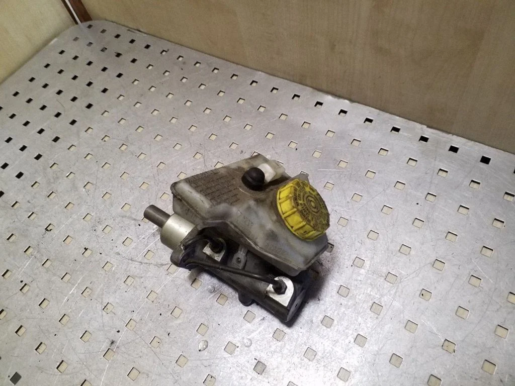 Master brake cylinder 700611303A