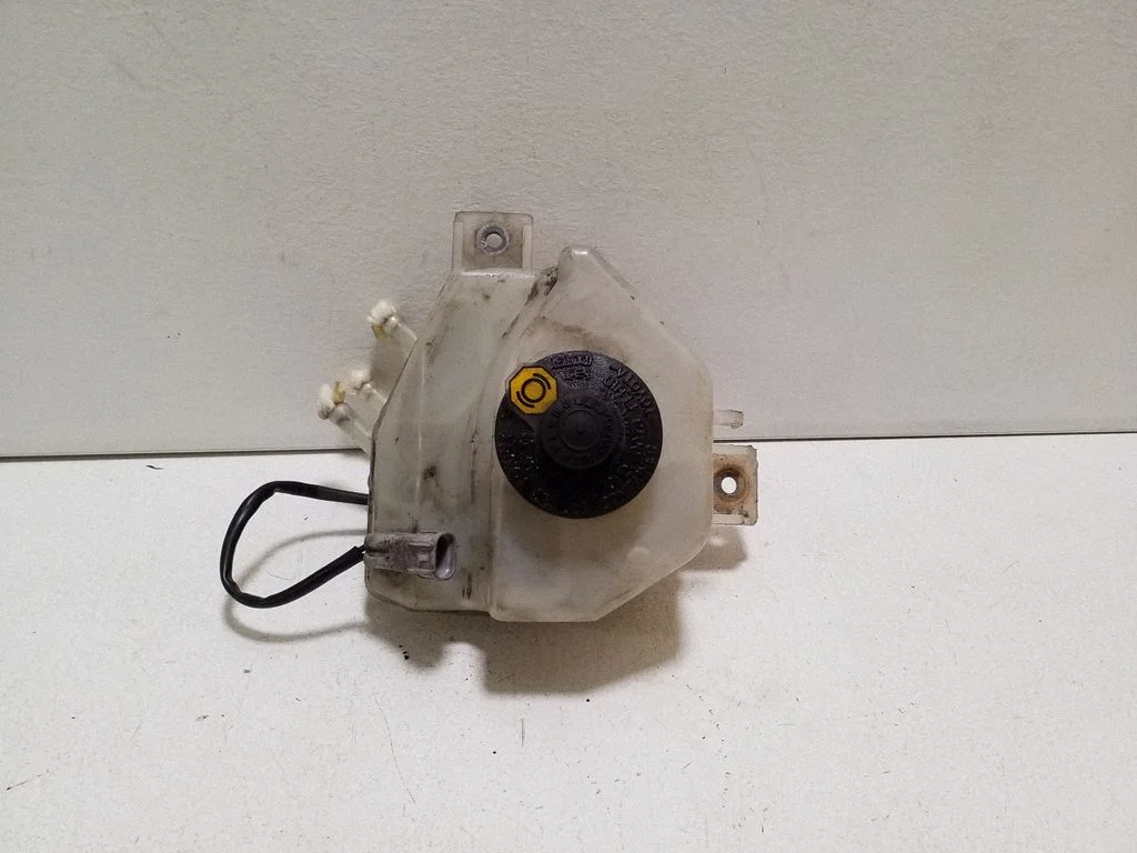 Brake fluid reservoir – Toyota Prius (XW30) (2009-2015)