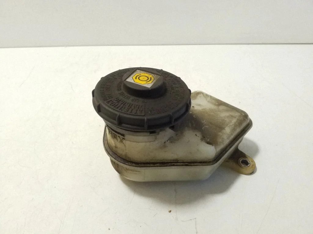 Brake fluid reservoir