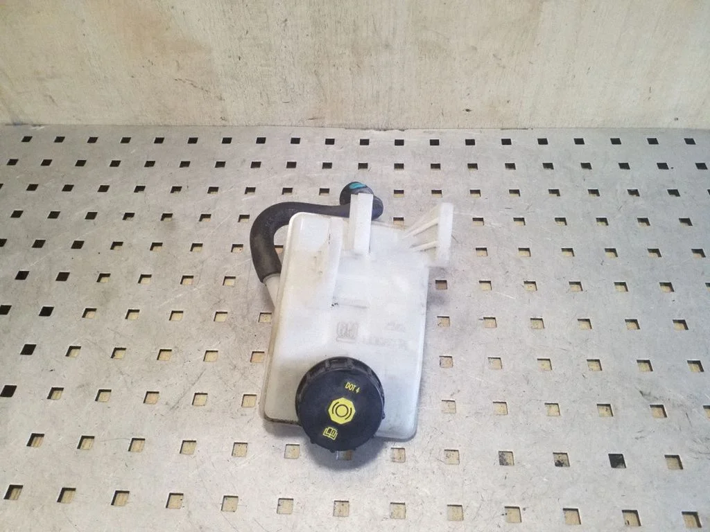 Brake fluid reservoir – Opel Zafira C (2011-2019)