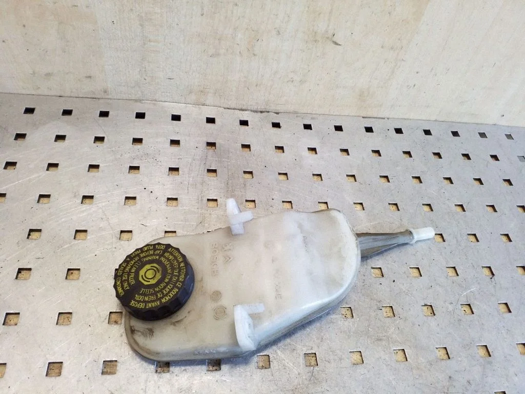 Brake fluid reservoir – Peugeot 307 (2005-2008)