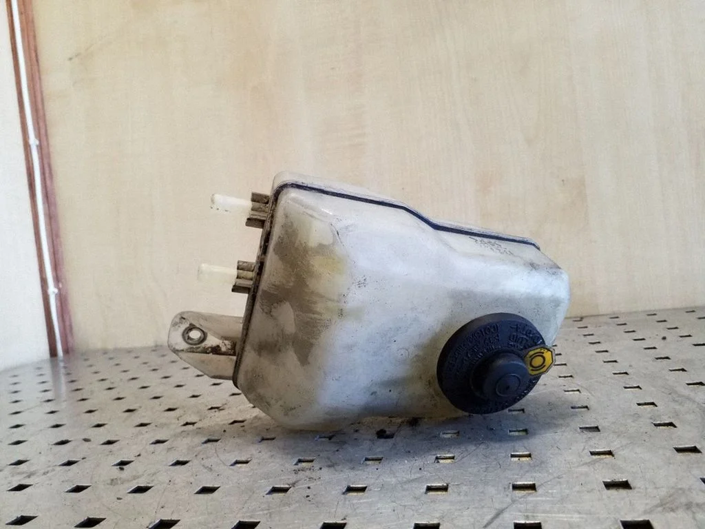 Brake fluid reservoir – Toyota Prius (XW20) (2003-2009)
