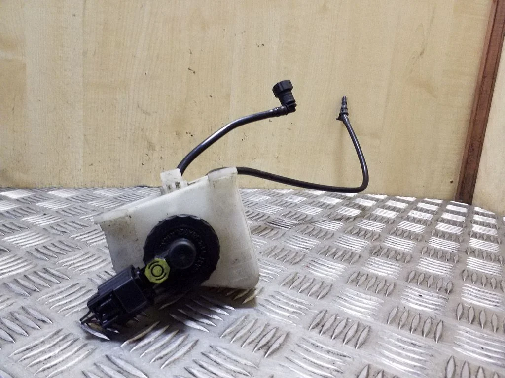 Brake fluid reservoir 98AG2L414AE – Ford Focus (1998-2004)