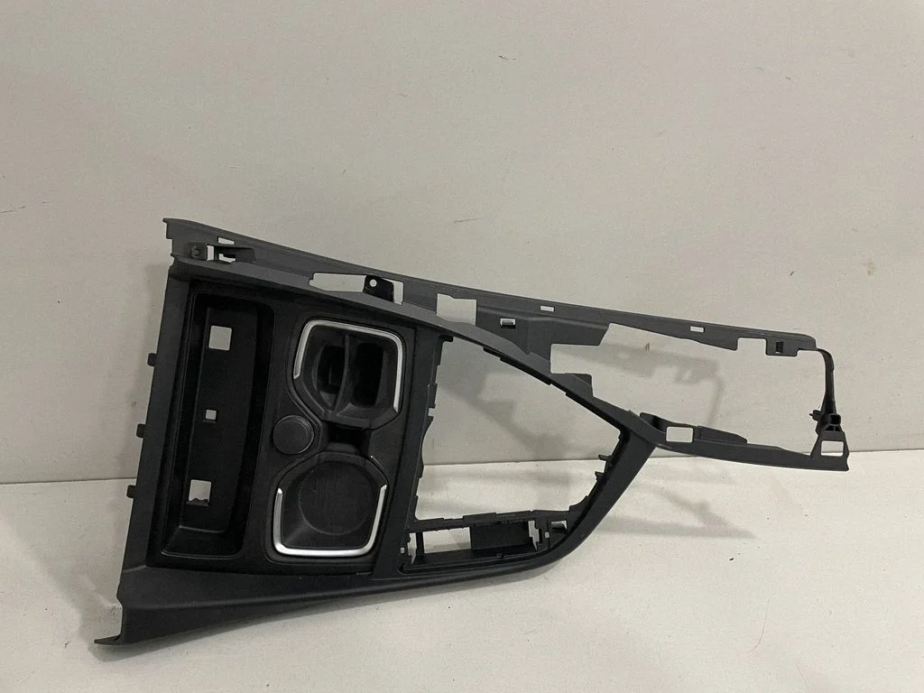 Cita centrālās konsoles (tuneļa) detaļa 1234567 – BMW 2. sērija F22 F23 (2013-2017)