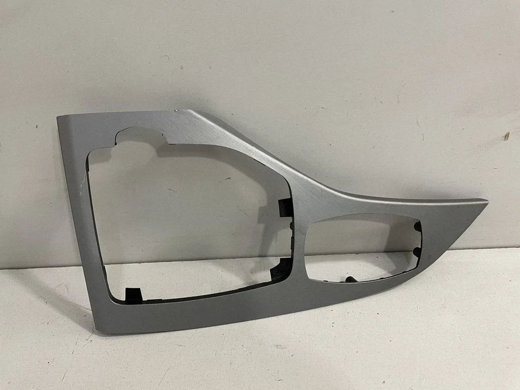 Cita centrālās konsoles (tuneļa) detaļa 8049409 – BMW X1 E84 (2009-2015)