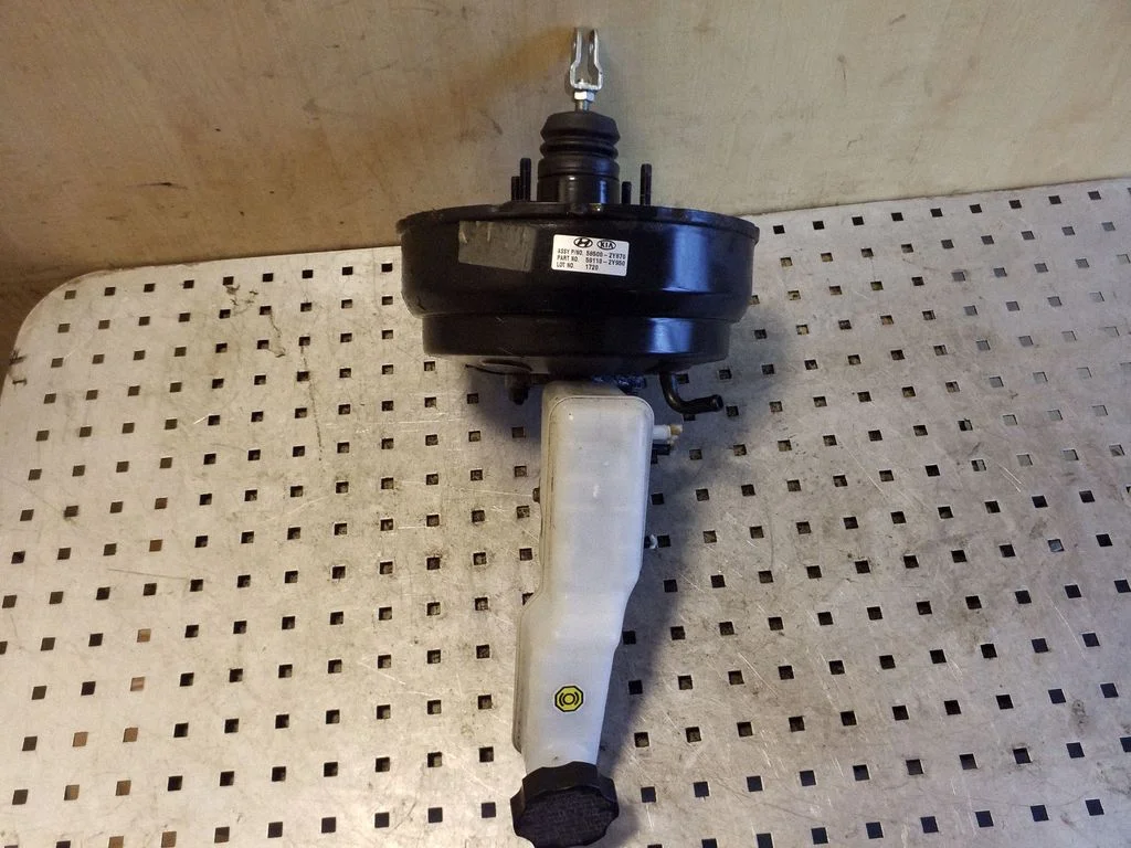 Brake booster 585002Y870