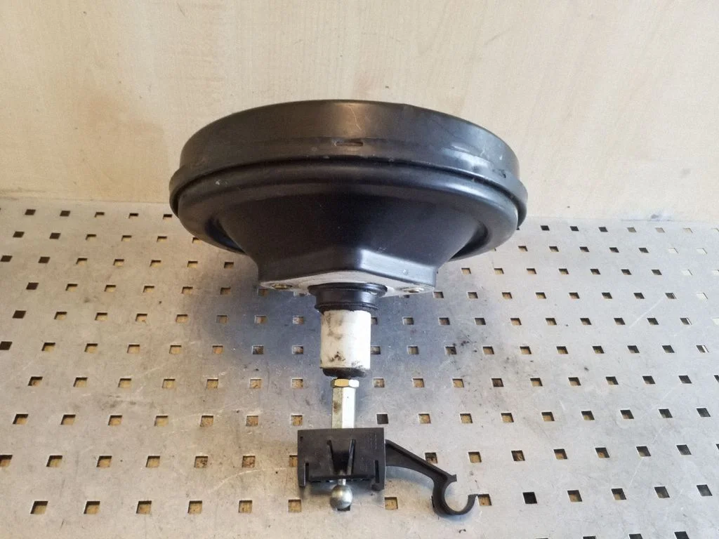 Brake booster 8D0612105F – Volkswagen Passat B5 (1997-2000)