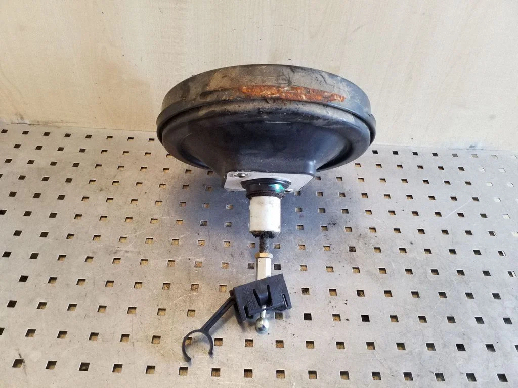 Brake booster 8D0612105F – Volkswagen Passat B5 (1997-2000)
