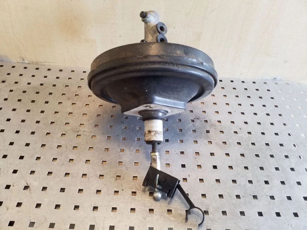 Brake booster 8D0612105F – Volkswagen Passat B5 (1997-2000)