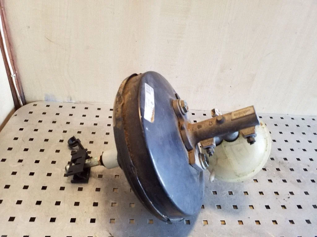 Brake booster 8D0612105F – Volkswagen Passat B5 (1997-2000)