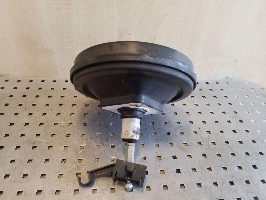 Brake booster 8D0612105F – Volkswagen Passat B5 (1997-2000)