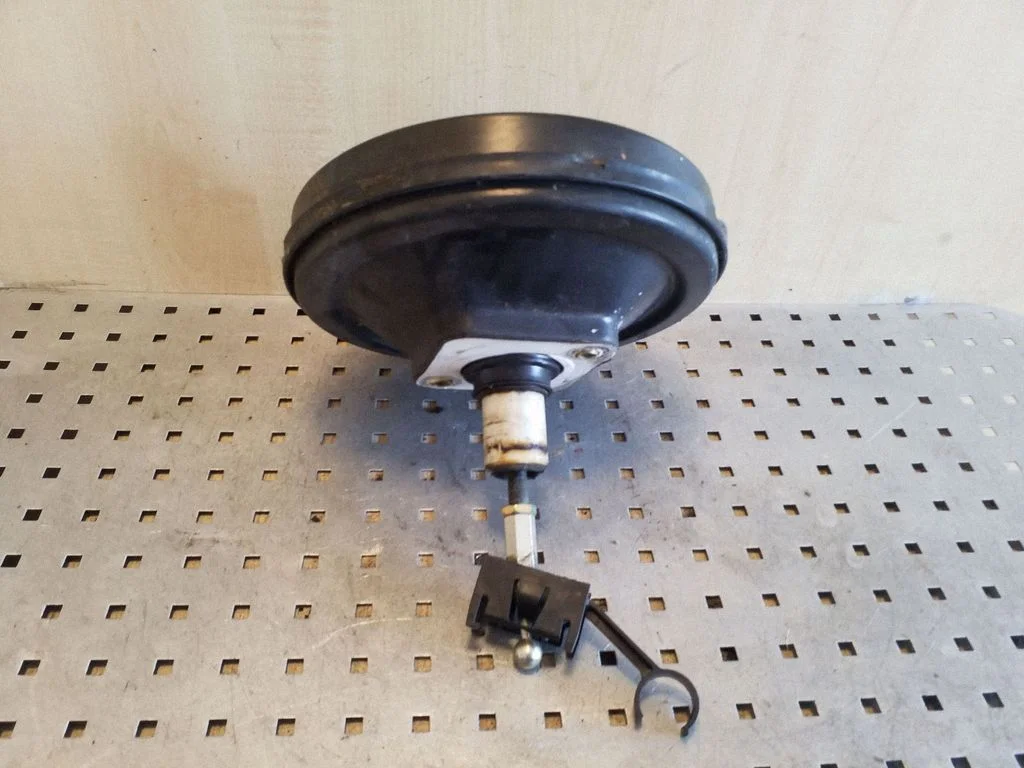 Brake booster 8D2612105A – Volkswagen Passat B5 (1997-2000)