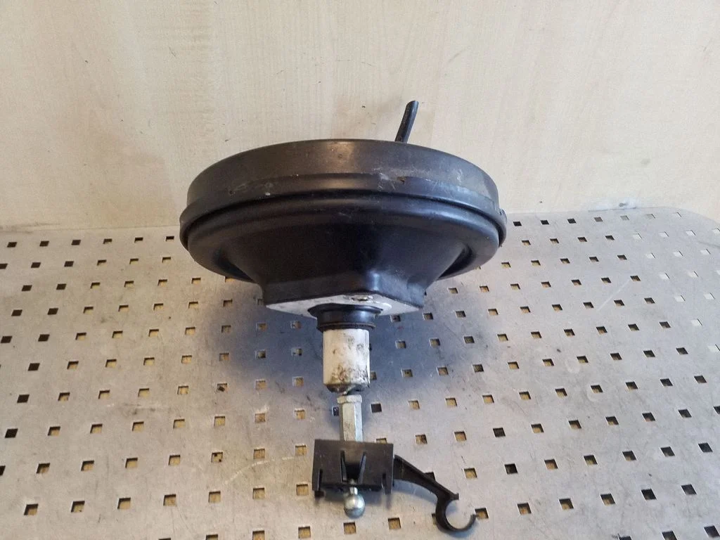 Brake booster 8D0612105F – Volkswagen Passat B5 (1997-2000)