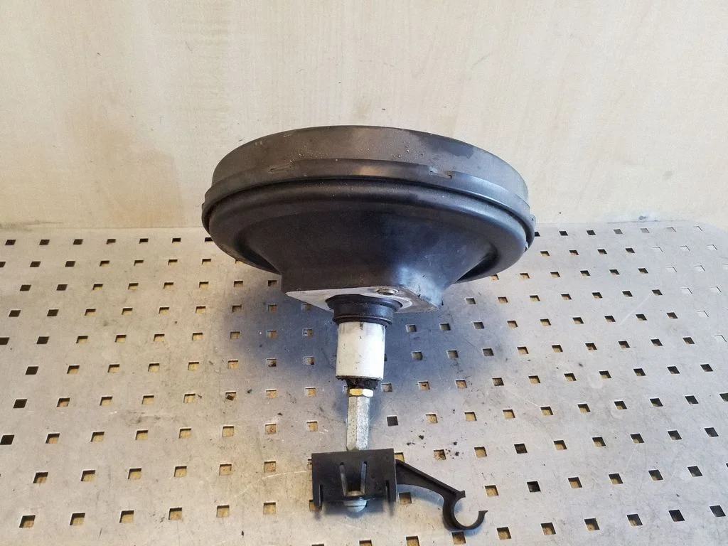 Brake booster 8D0612105F – Volkswagen Passat B5 (1997-2000)