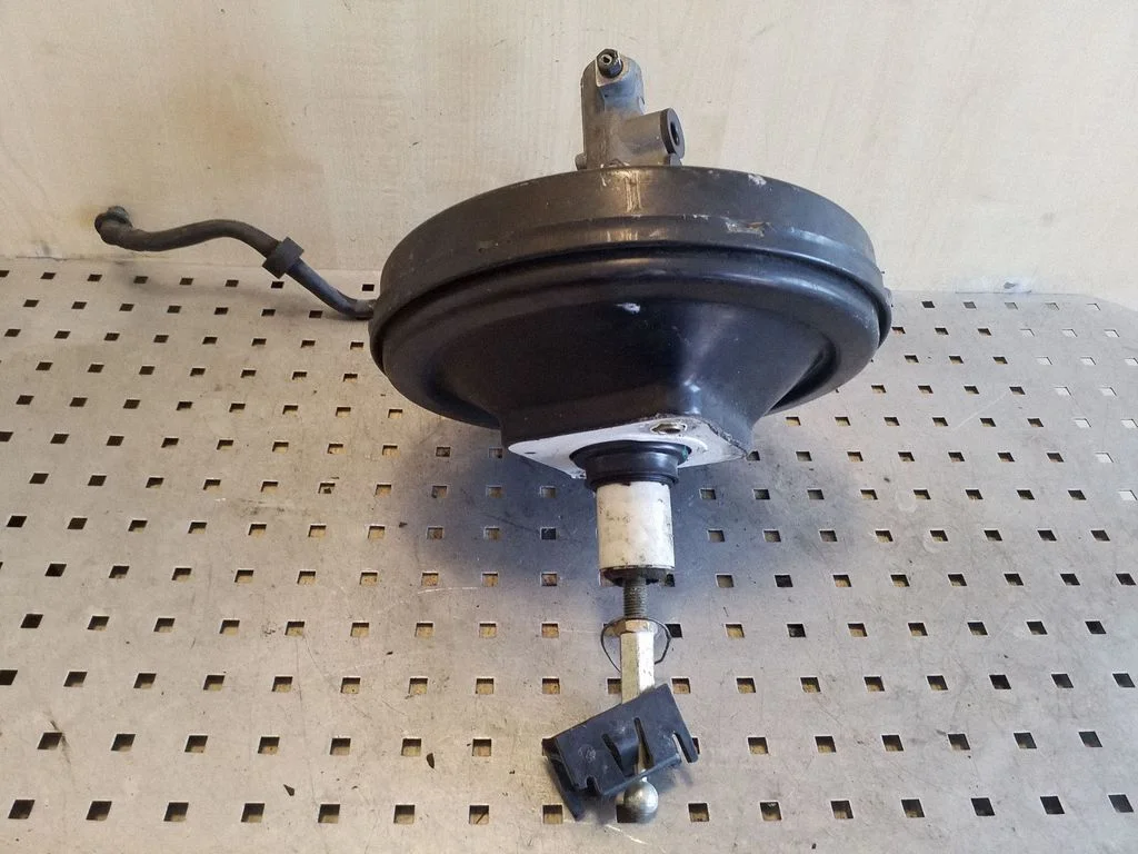 Brake booster 8D2612105A – Volkswagen Passat B5 (1997-2000)
