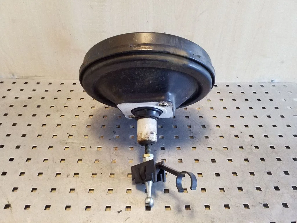 Brake booster 8D2612105A – Volkswagen Passat B5 (1997-2000)