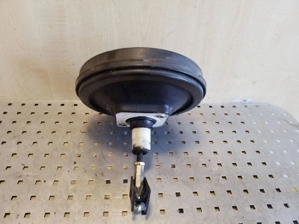 Brake booster 8D0612105F – Volkswagen Passat B5 (1997-2000)