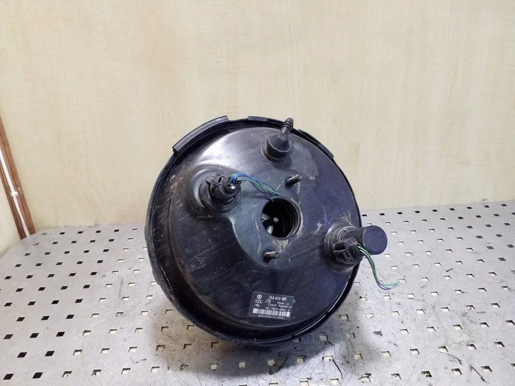 Brake booster – Volkswagen Touareg I (2002-2010)