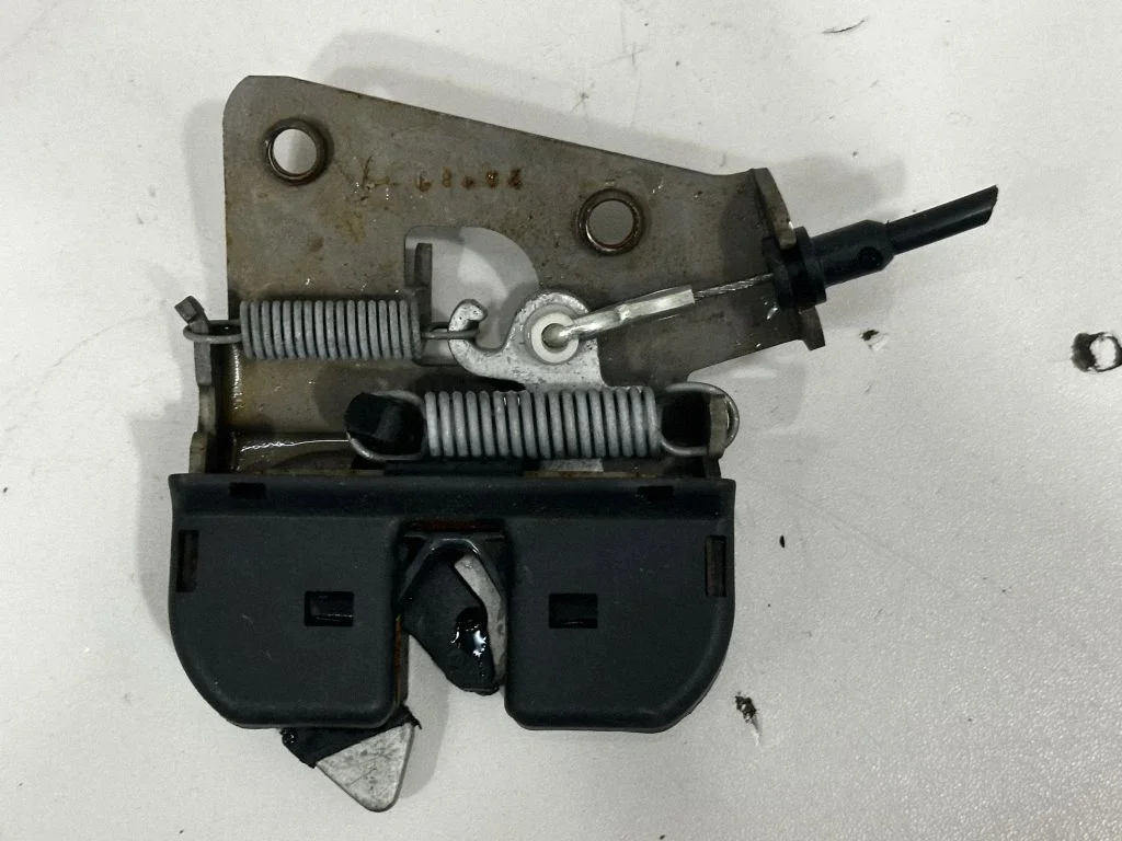Aizmugurējā sēdekļa galvas balsts 7112863