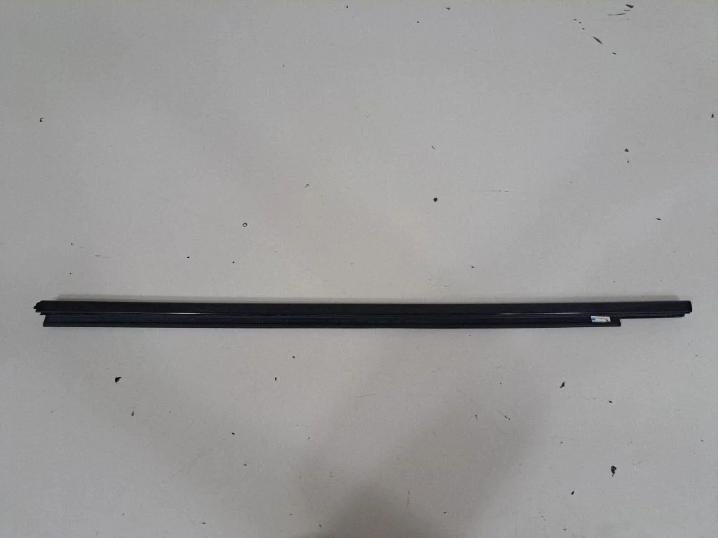 Front door glass trim molding – BMW Series 8 M8 F91 F92 G14 G15 (2019-)