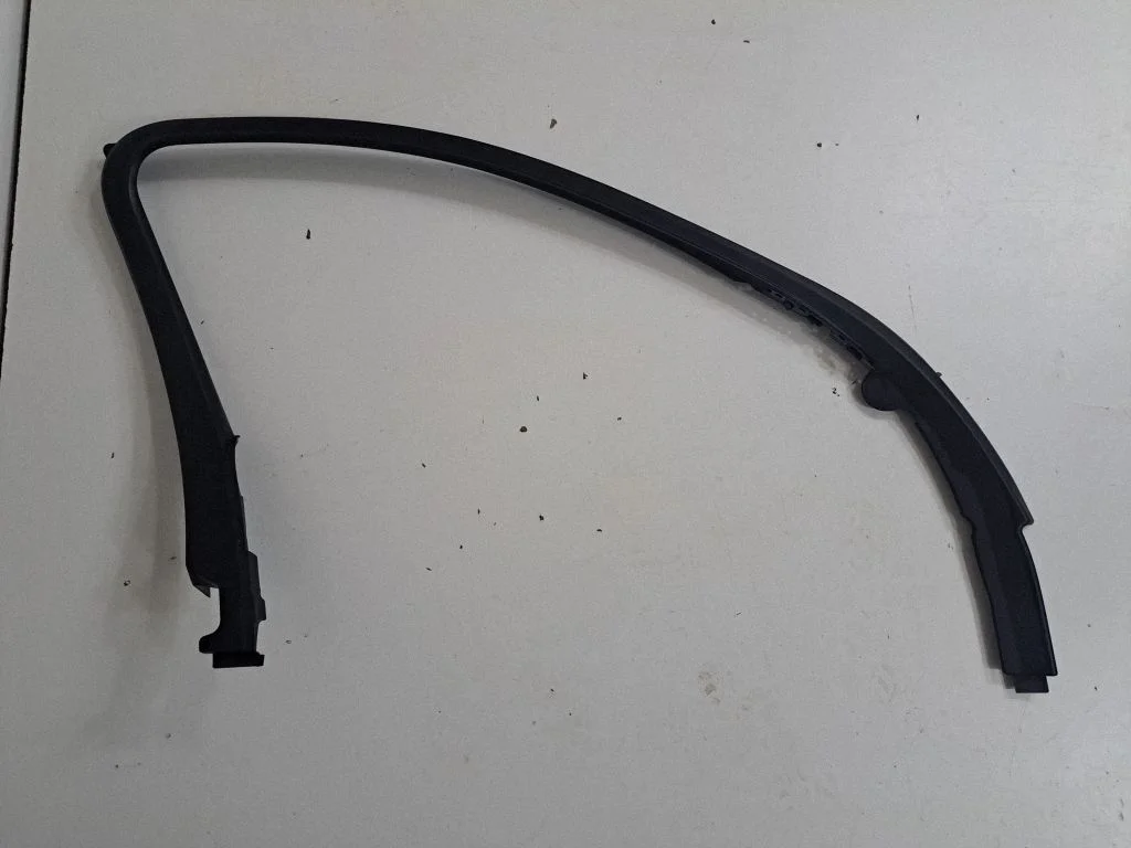 Listwa szyby drzwi przednich – BMW Seria 5 G30 G31 G38 (2016-)