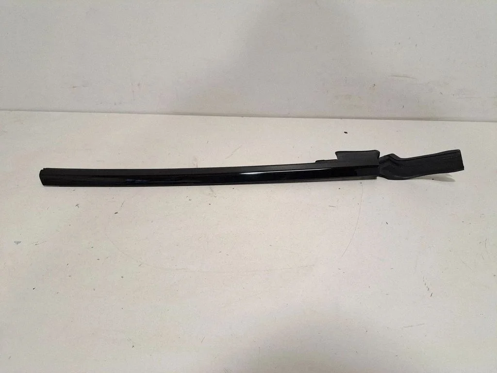Aizmugurējo durvju stikla apdare – BMW Series 8 M8 F91 F92 G14 G15 (2019-)